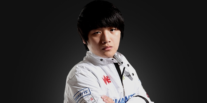 1. Legends in China E-sports_WeiXiao