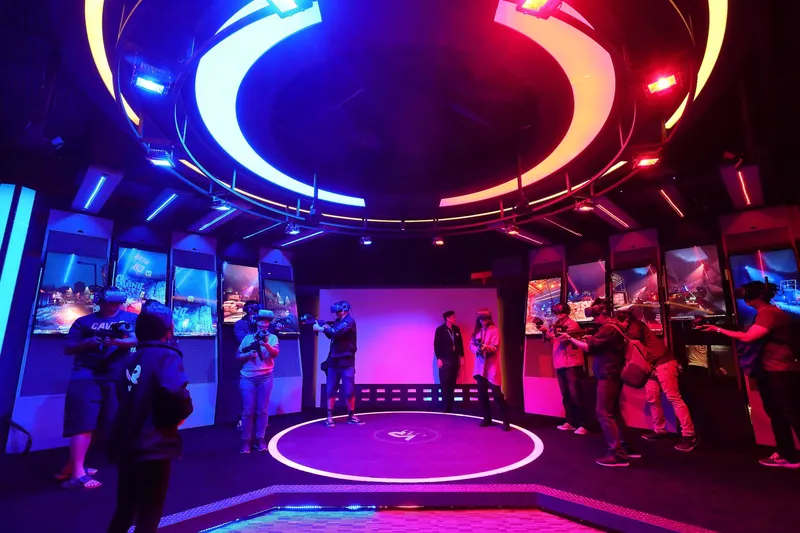 Experience the thrill of virtual casinos! Engage with realistic 3D objects and interactive environments using VR and AR technology.